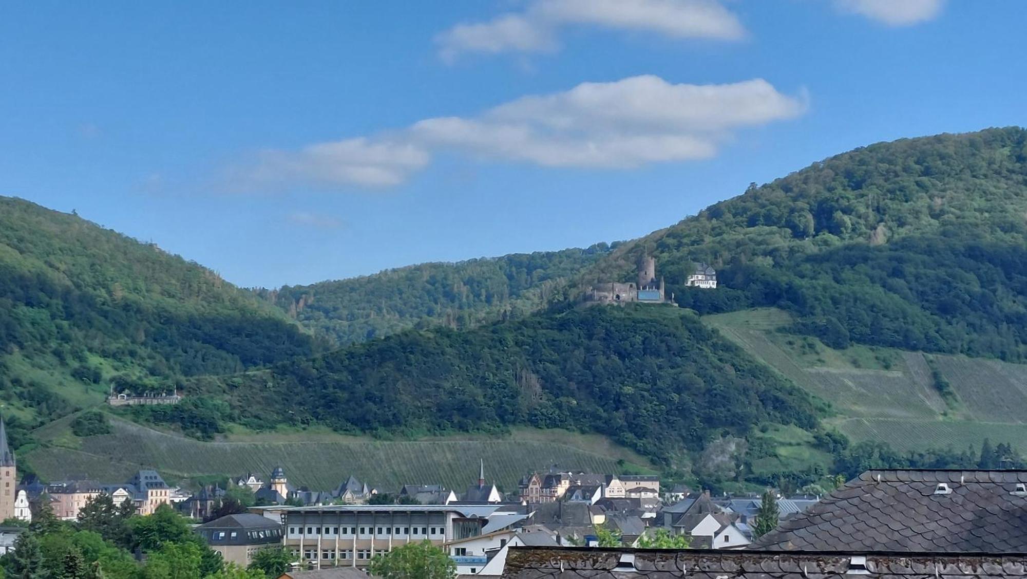 Dachgeschosswohnung Mit Burgblick In Kues Bernkastel-Kues Bagian luar foto